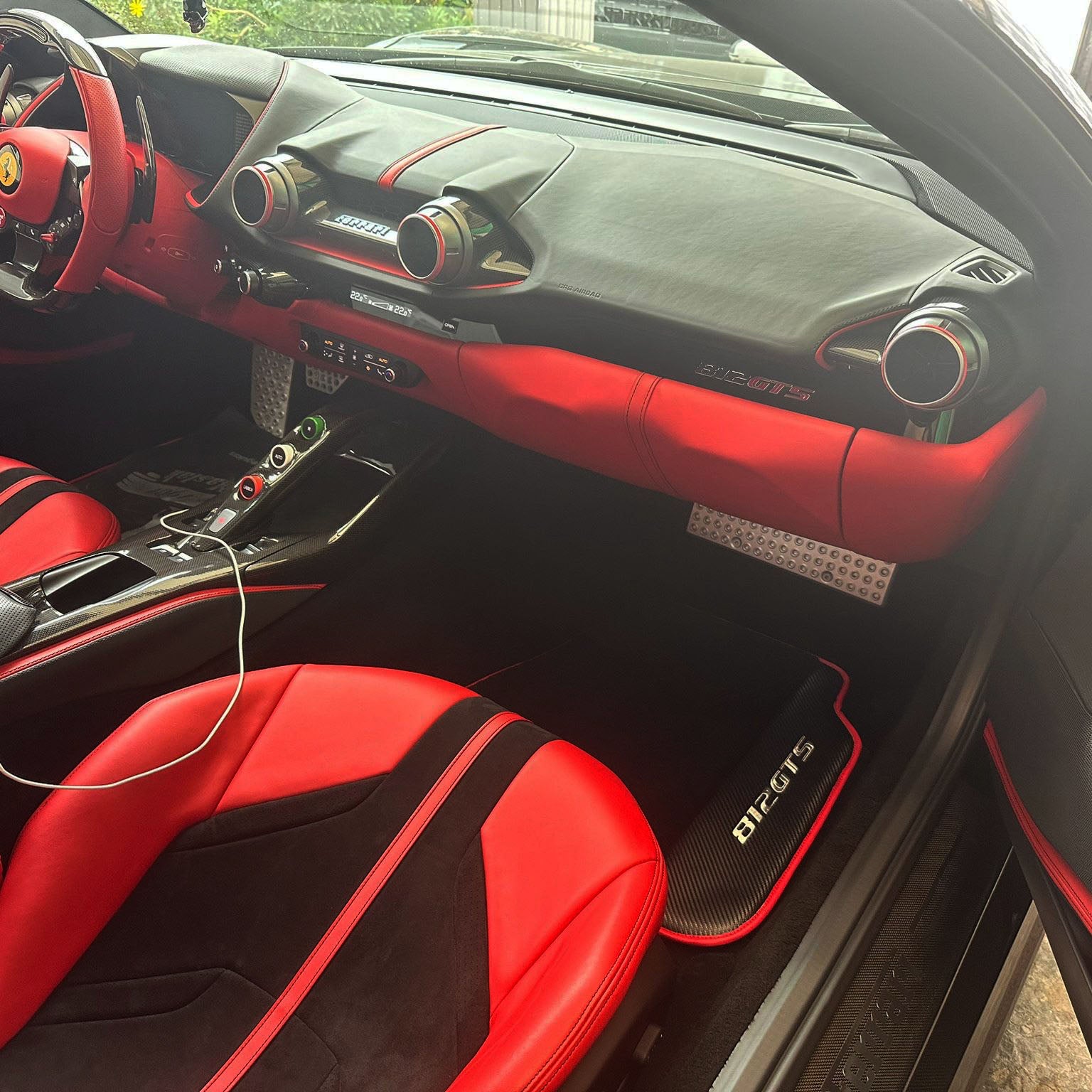 Customizable Leather Floor Mats with Line Pattern for Lamborghini Huracan Tecnica (2022-2024) - AutoWin