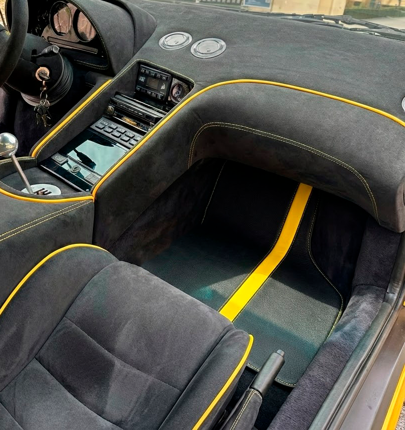 Customizable Black Floor Mats for Lamborghini Diablo (1990-2001) with Carbon Fiber - AutoWin