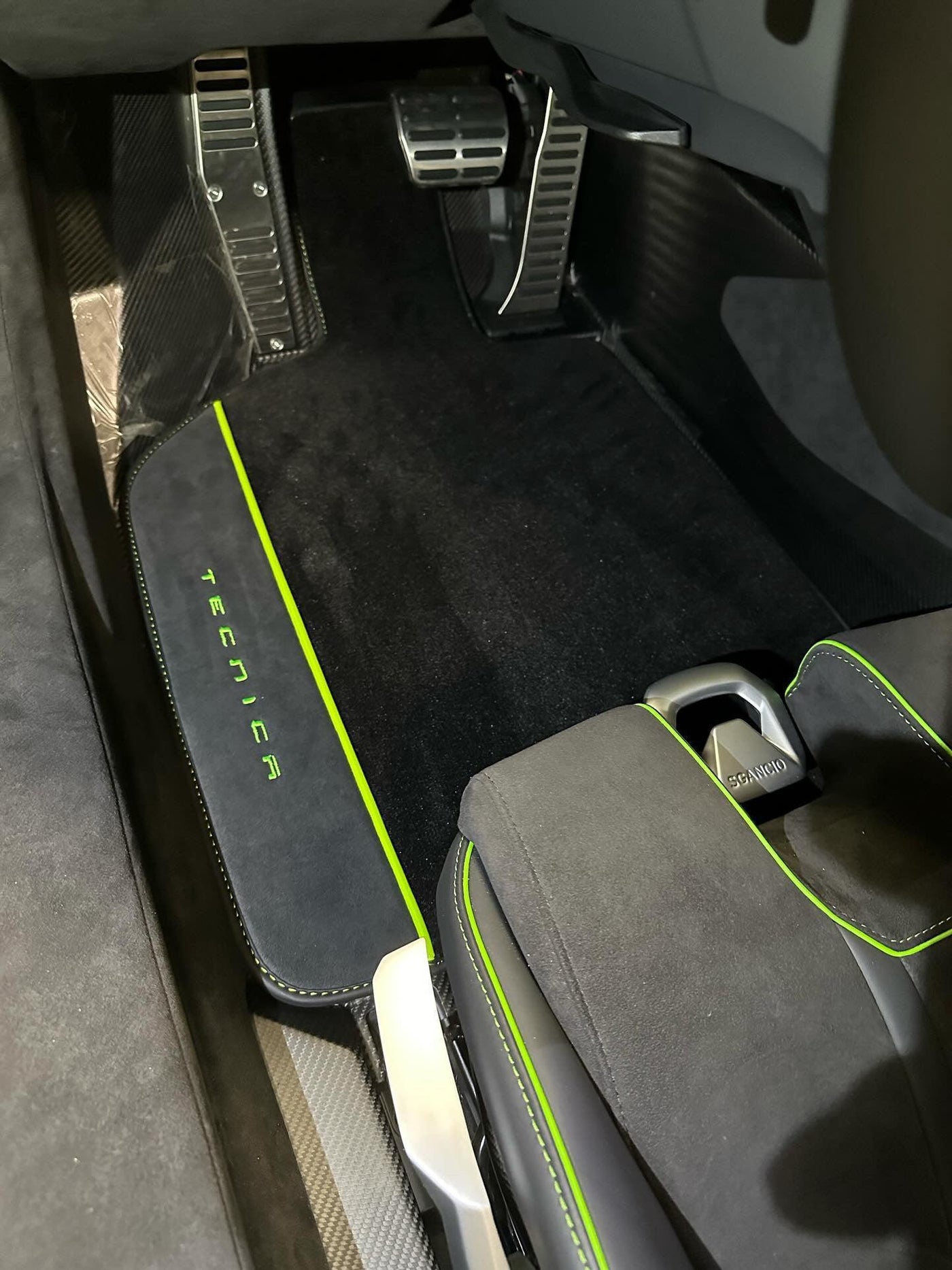 Black Floor Mats for Lamborghini Huracan Tecnica with Alcantara Leather | Green Edition - AutoWin