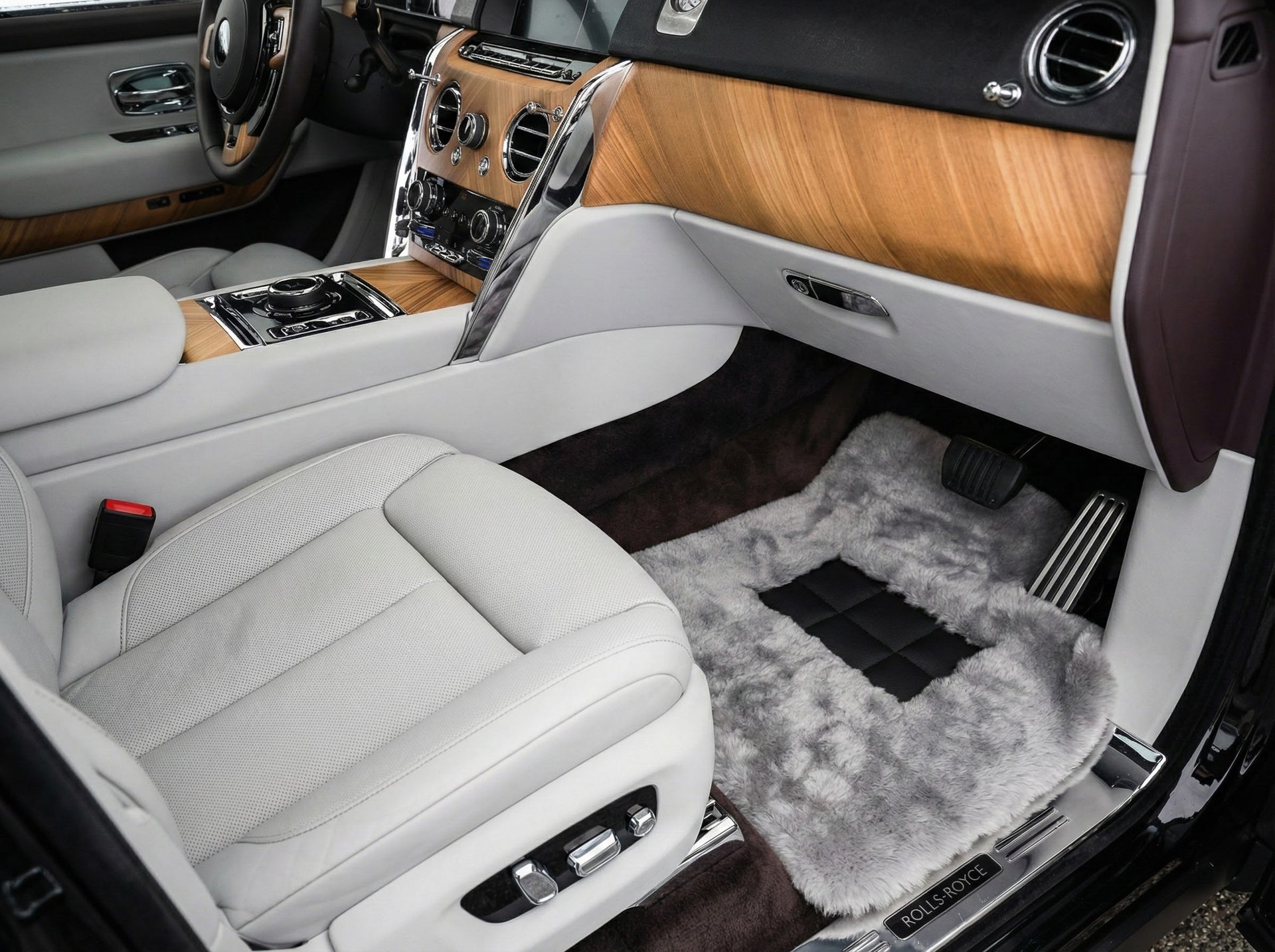 Crocodile Embossed Leather Car Floor Mats for Rolls-Royce Cullinan (2018-2025) - AutoWin