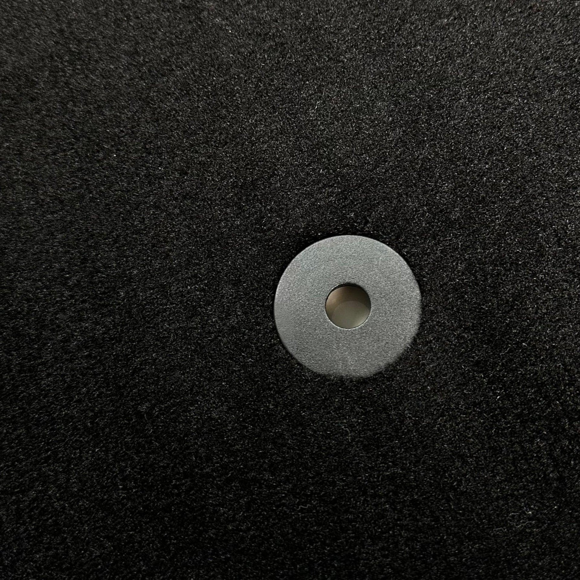 Black Floor Mats For Mitsubishi Pajero V80 (2006-2011) - AutoWin