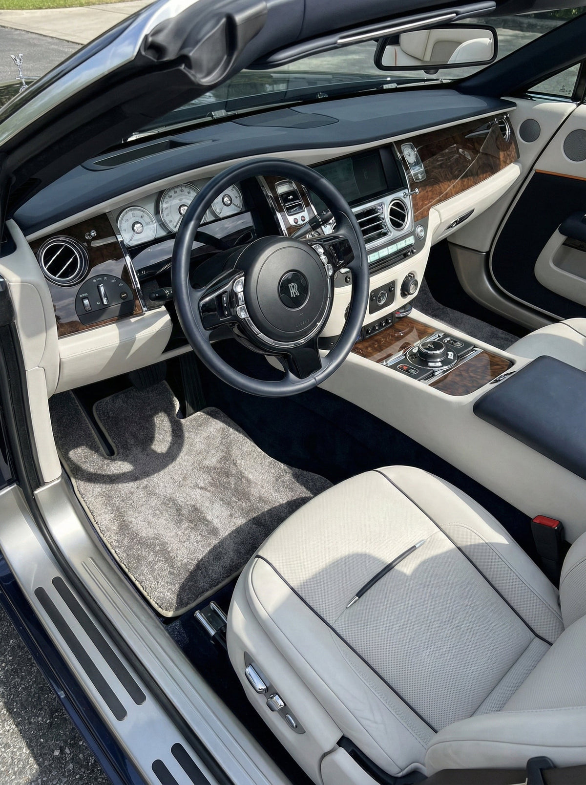 Interior look of floor mats for Floor Mats For Rolls Royce Dawn Rr6 2016-2023 Rovbut Beige