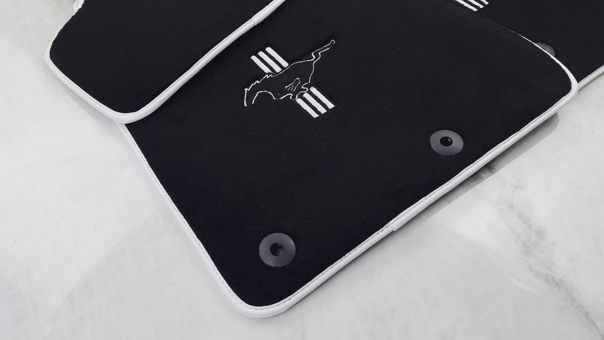 Black Floor Mats with White Trim for Ford Mustang V FL (2011-2014) With Pony - AutoWin.EU
